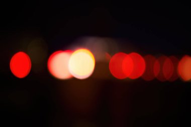 Aydınlatılmış Işık Küreleri Büyüleyici Soyut Ekran Oluşturuyor. Gece trafiği bokeh. Işığın ve Karanlığın Dansı Odaklanmış Merceklerden Yakalandı.