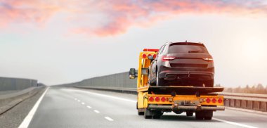 Çekici ve araba yolda. Bir araç arızası ve çarpışma çekici kamyon teslimatına ve sigorta hizmetine yol açar. Bir araba kazası için yol yardımı.