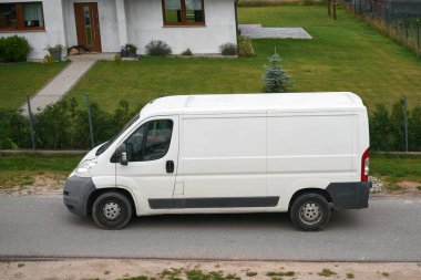 Teslimat güzergahında. Yoldaki ticari minibüs kapanışı. Lojistik marka. Ticari minibüs yolda. Son varış yeri nakliye kamyonu modeli.