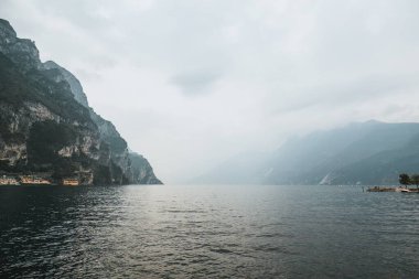 Panoramik Güzellik: Riva del Garda, İtalya - Garda Gölü 'nün Çarpıcı Manzarası. Büyüleyici bir manzara. Garda Gölü kıyısında Riva del Garda 'yı keşfediyorum.
