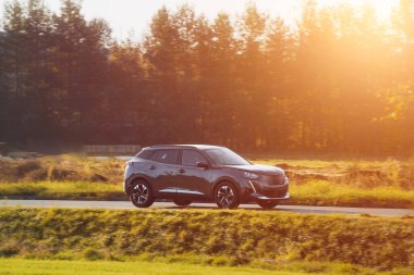 Siyah SUV arabası otoyolda izole edilmiş. Eyaletler arası lüks bir geçiş..