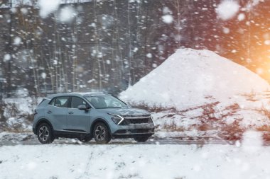 Karlı bir yolda lüks bir SUV sürmek: heyecan verici ve ödüllendirici bir deneyim. Buz ve karda araba kullanmak için ipuçları ve numaralar. Güçlü bir SUV ile karlı bir yol macerası