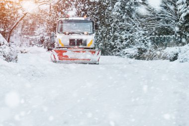 Tuz ve kum ayırıcılı traktör, yol bakımı - kışın kumsal aracı. Belediye hizmetleri sokaklarda buz ve kar eritiyor. Halka açık yollarda tuz karışımı dağıtmak.