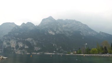 Riva del garda panorama. Kamera soldan sağa, Büyük Göl ve Alpler 'in arka planında hareket ediyor..
