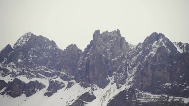 冬天的山湖 阿尔卑斯山冰雪覆盖的景观 奥地利早春的雾和雪 高山背景 — 图库视频影像