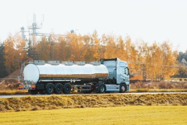 Petrol kargo kamyonu yolda petrol ürünleri taşıyor. Yakıt teslimatı, teslimat ve lojistik konsepti. Sıkıştırılmış gaz taşıyıcı kamyon otoyolu.