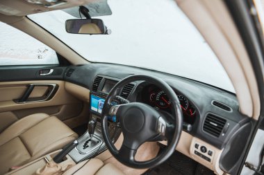 Buz kaplı araba ön camı. Kış boyunca bir arabanın içinde. Kar yağarken arabada kar altında oturmak..