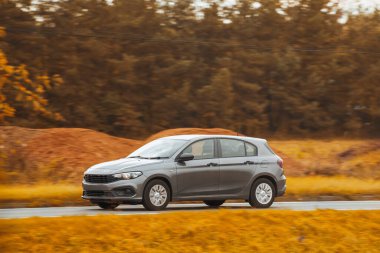 Aile arabası eyaletler arası yolda ilerliyor. Yakıt ekonomisi ve modern arabaların güvenliği.