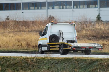 Araba Taşıyıcı Çekici Tırı Yüklü Aracı Olmadan Süratle Yolda Sürüyor. Yaz Peyzajında Otoyolda Metin İçin Boşluğu olan Modern ve Yeni Çekici Taşıyıcı