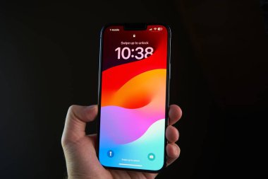 Polonya Avrupa 11.09.2023. Hand 'in elinde akıllı telefon var. iphone ekranının yakın çekim izole edilmiş hali.