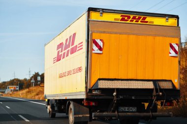 22.10.2023 Polonya, Avrupa. DHL Teslimat. Sevkiyat ve paket teslimatı. Verimli DHL Teslimatı. Avrupa 'daki Sarı Kamyon