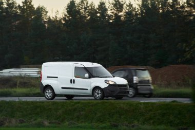 Ticari minibüs banliyö muhallebicilerine kargo teslim ediyor. Taşımacılık, kırsalda mal ve siparişleri paketliyor. Hafif görev kamyonu