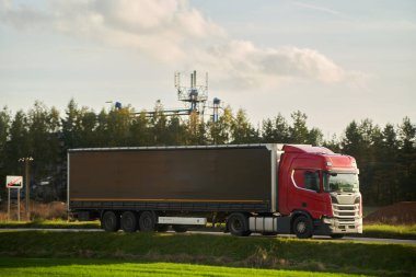 Verimli Kara Nakliyesi. Taşımacılık Kırsal Arazi 'de. Nakliye şirketi, modelleme yapıyor. Taşıma kamyonu, Kırsal Otoyol 'da. Avrupa 'da Kamyonculuk.