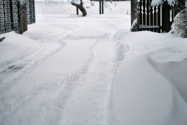 Karla kaplı bir yol sürülmüş. Kar fırtınasından sonra kar temizleme.