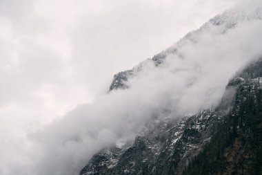 Buz gibi Alp Platformunda Doğanın Güzelliği. Alplerdeki Karlı Orman ve Dağların Puslu ve Huzurlu Manzarası