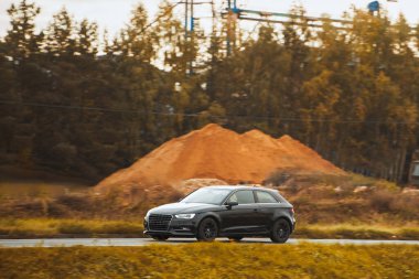 Aile arabası eyaletler arası yolda ilerliyor. Yakıt ekonomisi ve modern arabaların güvenliği.