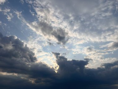 Beyaz Bulutlu Doğa Sanatının Büyüleyici Görüntüsü Mavi Tuval Üzerinde Boyama Örnekleri