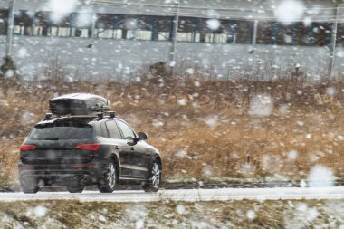 Doğada kargo kutusuyla donatılmış bir araba gibi kırsal bölgelere doğru yol alın..