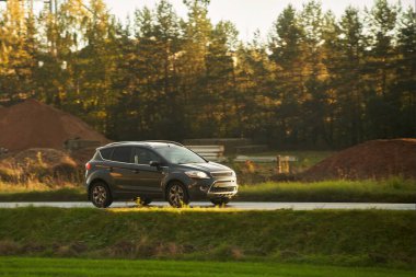 Modern ve zarif bir SUV araba. Aile seyahati ve hibrit güçle iş yapmak için. Dört tekerleği de var..