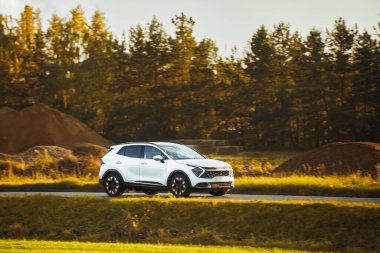 Çapraz bir SUV gibi maceralı bir sürüş güzel güneş ışığı altında bir otoyol boyunca hızlanır ve doğa güzelliği ile çevrilidir..