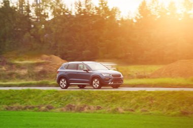 Modern ve zarif bir SUV araba. Aile seyahati ve hibrit güçle iş yapmak için. Dört tekerleği de var..