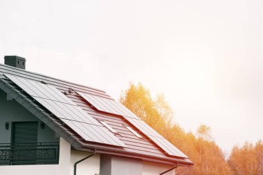 Güneş panelleriyle donatılmış bir modern ev. Güneş Panelleri Modern Bir Ev 'in Çevresel Etkisini Azaltır.