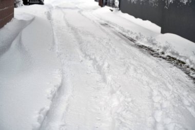 Karla kaplı bir yol sürülmüş. Kar fırtınasından sonra kar temizleme.