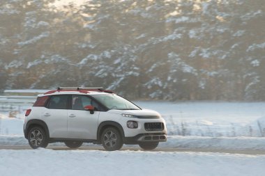 Kış Gezisi. Ailenizle Seyahat Ettiğinizde Araba Bataryası ve Kış Lastikleri Soğuk ve Karlı Koşullara Hazır.