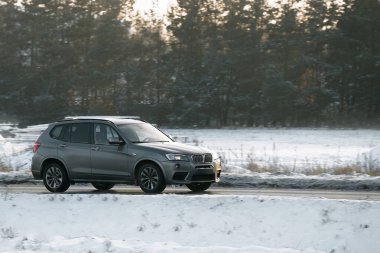 Karlı bir yolda lüks bir SUV sürmek: heyecan verici ve ödüllendirici bir deneyim. Buz ve karda araba kullanmak için ipuçları ve numaralar. Güçlü bir SUV ile karlı bir yol macerası