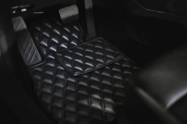 Lüks deri döşeme paspası modern araba şoförü tarafı. Otomobil servis endüstrisi. Zemin paspası olan birinci sınıf bir arabanın içi..