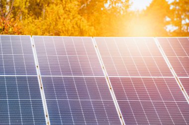 Güneş panelleri olan Modern Ev Enerji ve Para Tasarruf Edebilir. Sürdürülebilir yaşam.