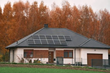 Güneş panelleri olan Modern Ev Enerji ve Para Tasarruf Edebilir. Sürdürülebilir yaşam.