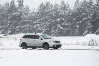 SUV arabası kış yolunda ilerliyor. Kış tatili macerasına aile gezisi. Kamyon kış yolunda.