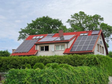 Güneş Panelleri ve Sonbahar Ağaçları olan Modern Bir Evin Fotoğrafı. Sürdürülebilir Yaşam Şovu. Sürdürülebilir ve Çevre dostu Ev Tasarımı.