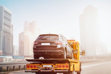 Çekici kamyonu, aracınızı güvenli bir yere taşıyabilir ve yol yardımını sağlayabilir..