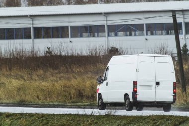 Marka ve teslimat hizmetiniz için beyaz bir minibüs. Yoldaki ticari bir aracın izole edilmiş bir maketi..