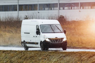 Teslimat. Yolda izole edilmiş beyaz bir ticari aracın maketi. İşiniz ve nakliye ihtiyaçlarınız için mükemmel..