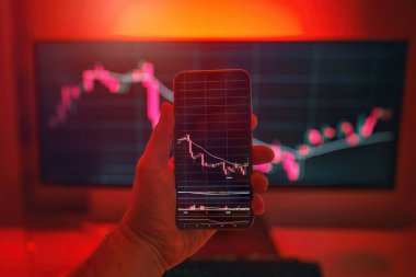 Borsa ve kripto döviz piyasası serbest düşüşte. Kırmızı ok, Bitcoin ve diğer dijital para birimlerinin gittiği yeri gösteriyor. Bu tarihteki en kötü ekonomik kriz..