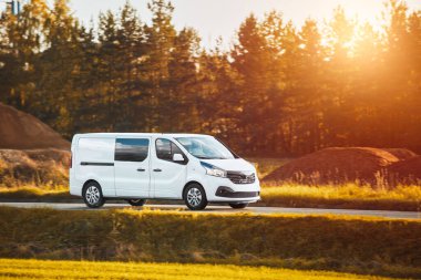 Marka ve teslimat hizmetiniz için beyaz bir minibüs. Yoldaki ticari bir aracın izole edilmiş bir maketi..