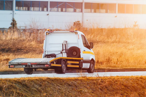 Tårntransportør Motorveien Veihjelp Carrier Tow Truck Kjører Fort Veien Uten – stockfoto