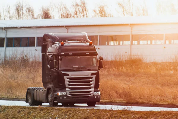 Lastebil Kjører Åpen Vei Uten Tilhenger Europeisk Moderne Lastebil Kjører – stockfoto