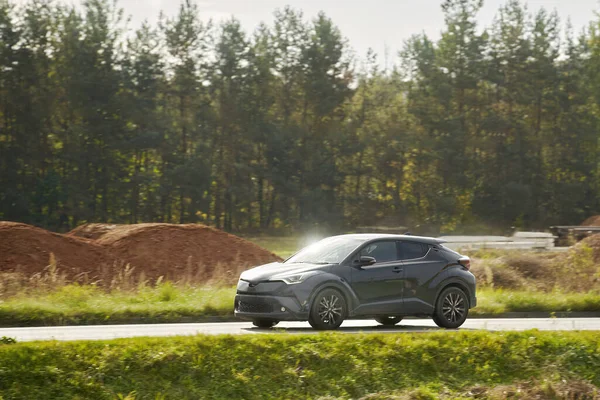 Modern ve zarif bir SUV araba. Aile seyahati ve hibrit güçle iş yapmak için. Dört tekerleği de var..