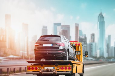 Şehirdeki güvenilir Çekme ve Kurtarma Hizmetleri. Araç arızaları ve caddelerdeki kazalar için 7 / 24 yardım. Otobanda acil yol yardımı. Çekicinin arka görüntüsü.