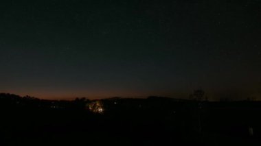 Samanyolu ve günbatımının gündoğumuna 4K zaman aşımı