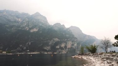 Riva Del Garda. Garda Gölü ve Görkemli Alpler 'in Panoramik Vista' sı. Huzurlu Güzel. Göllü ve Alpli Panorama