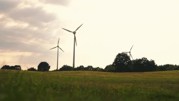 ウィンドミルと日没の空 グリーン発電の持続可能な未来 再生可能エネルギー源 — ストック動画