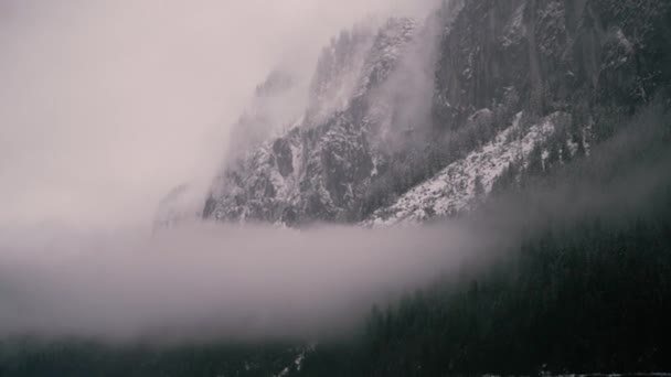 Horské Jezero Zimě Led Zasněžená Krajina Alp Mlha Sníh Časného — Stock video