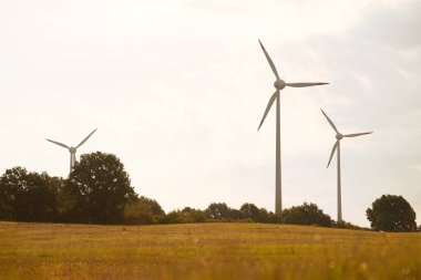 Rüzgâr Türbini Bulutlu Gökyüzünün Ortasında Enerjiyi Yakalıyor