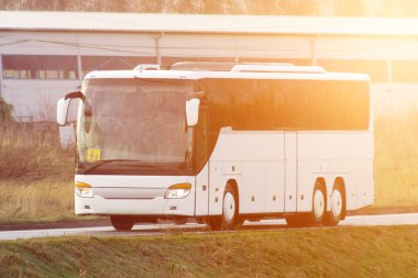 Büyük Pencere ve Tekerlekli Beyaz Araba Yolculuğunun tadını çıkarın.