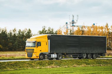 Kargo taşıyan yarı karavan kamyonları. Kamyonlar malları kapı kapı dolaşıp karadan getiriyor. Ticaret ticaretini destekleyen küresel sürdürülebilir lojistik endüstrisinin bir parçası.